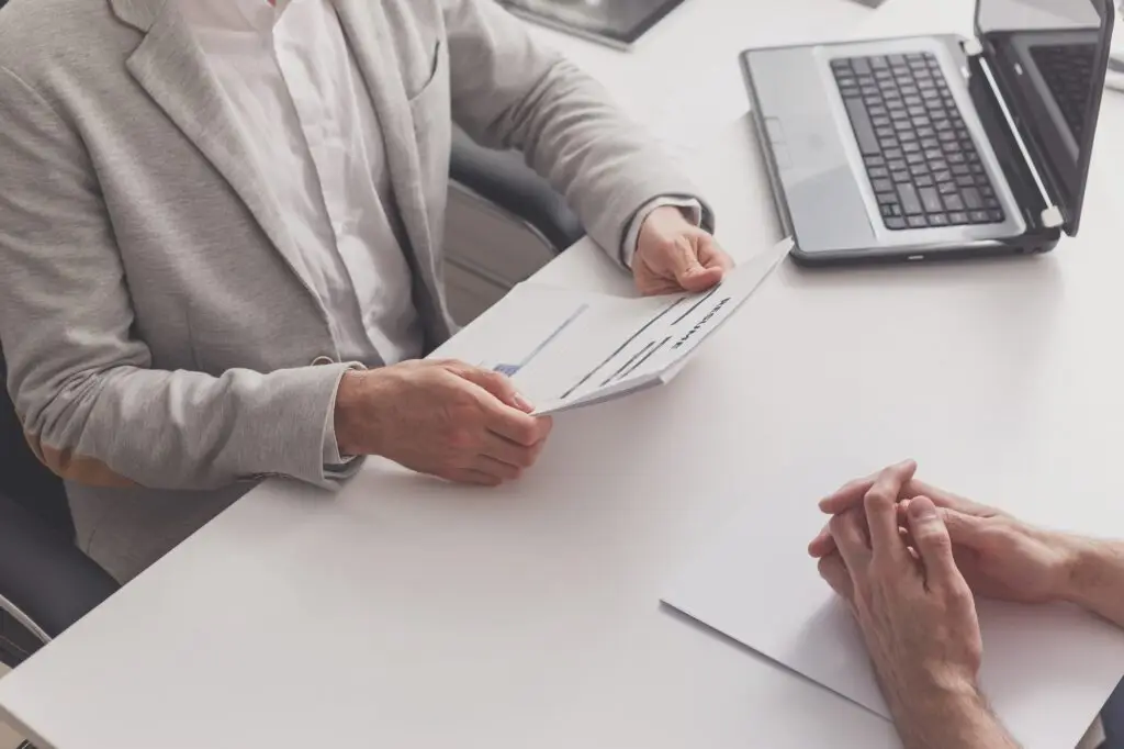 Genel Başvuru – Geniş Depo Ailesine Katılın! 2 Job interview in the office. hr manager reading resume of job seeker